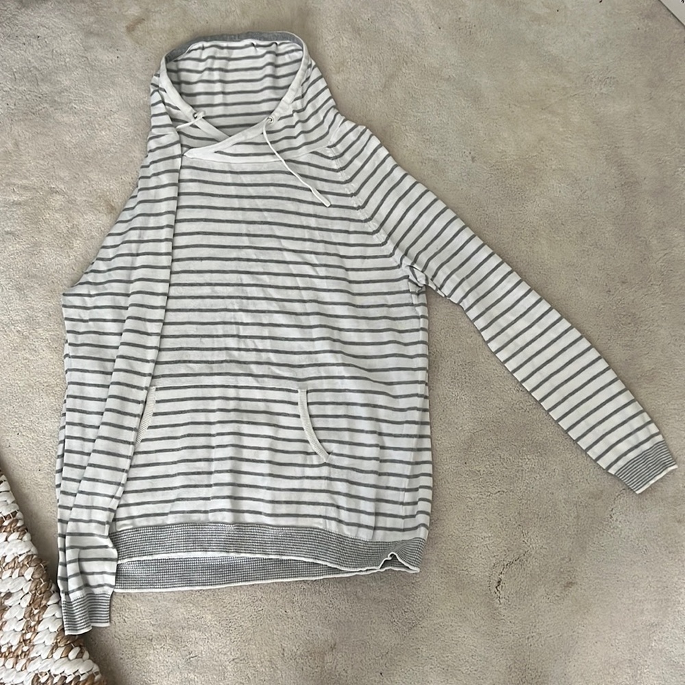 XL semi-hoodie. Front pocket. Like new.